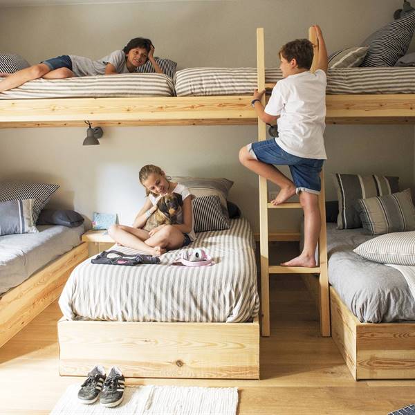 Niños felices jugando en su habitacion.